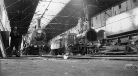165459 Afbeelding van de stoomlocomotieven nrs. 10 en 38 van de M.T. (Mechelen-Terneuzen) in de locomotiefloods te St. ...